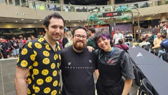 Sara con otras dos personas junto a las mesas de juego en Murcia